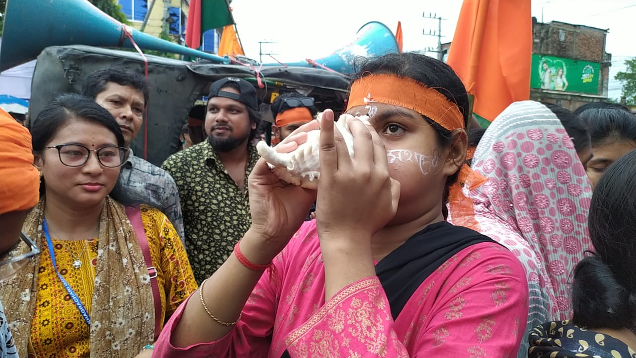 A girl blows a conch shell during the rally in Khagrachari, symbolizing a call for unity and resistance against attacks on the Hindu community. Photo: V7N